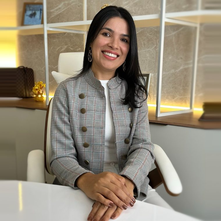 Dra. Bianca Cardoso Marques em seu escritório